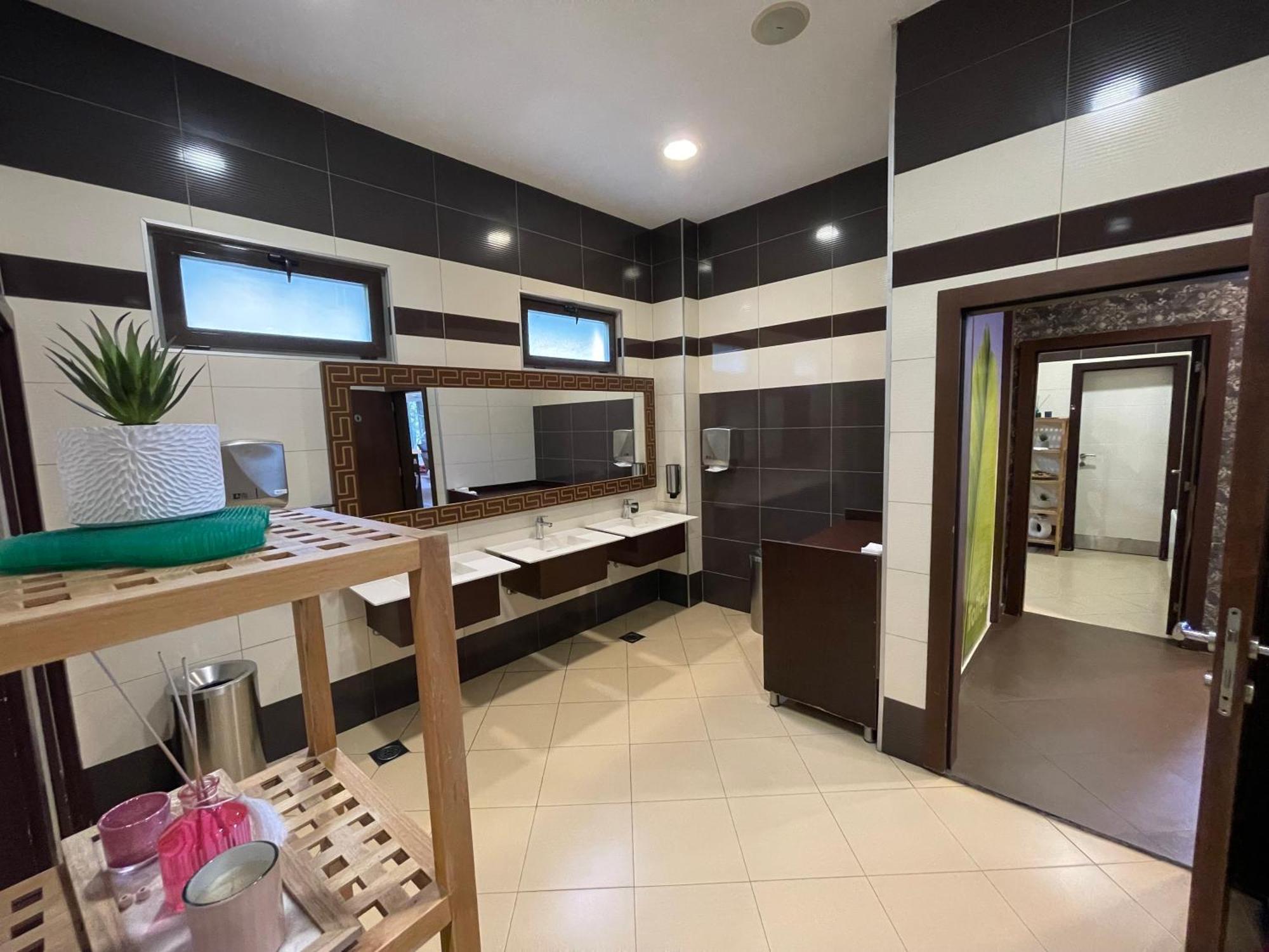 Amazona Hotel Приштина Екстер'єр фото