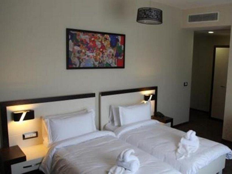 Amazona Hotel Приштина Екстер'єр фото