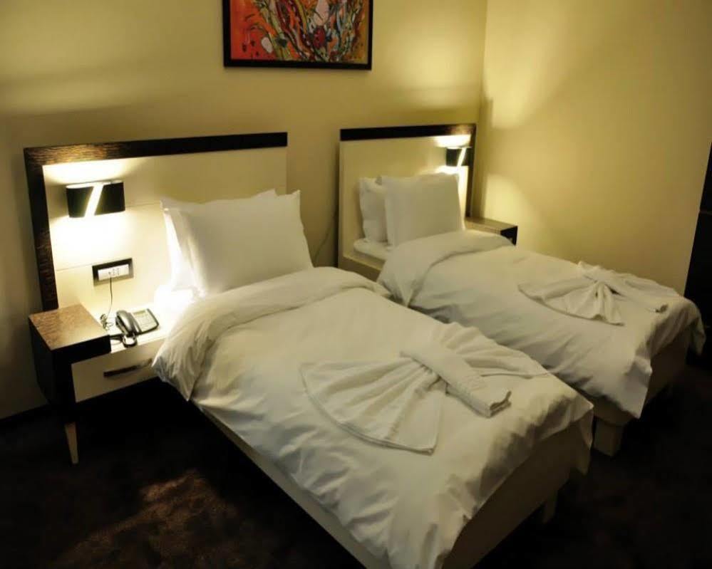 Amazona Hotel Приштина Екстер'єр фото